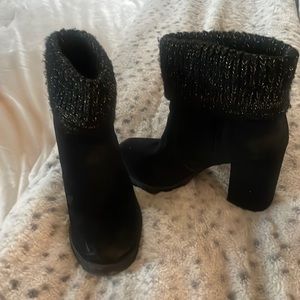 Black boot with block/ gold  trim